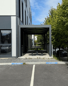 Carport aluminium Marquises IZICAR 4 installé par BATISOL pour l’ESUP à Vannes