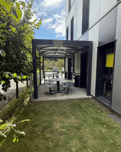 Structure aluminium gris anthracite du carport Marquises IZICAR 4 – chantier ESUP Vannes