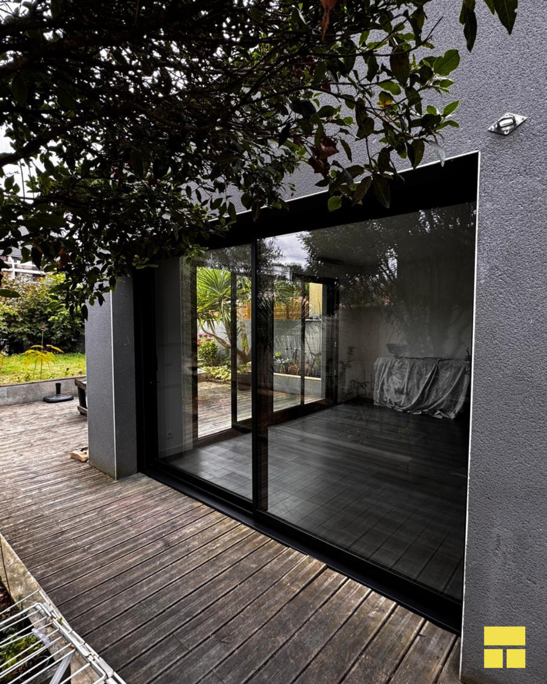 Baie coulissante aluminium K-LINE noir RAL 9011 posée en rénovation dans une maison près de Rennes