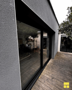 Façade modernisée avec baie coulissante aluminium K-LINE noir RAL 9011 dans la région de Rennes