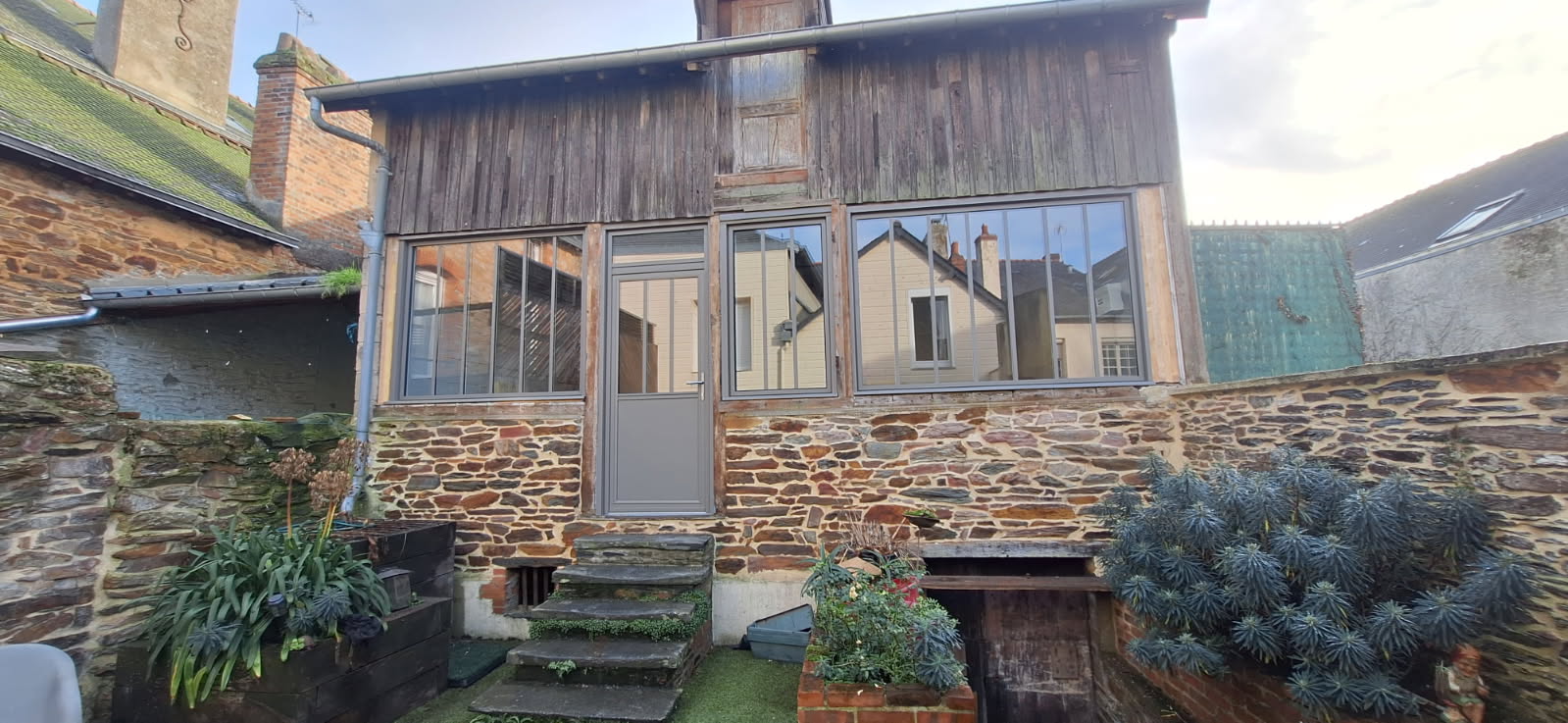 Baie vitrée et porte vitrée K-Line imitation verrière avec effet petit bois, finition gris clair, posées en rénovation à Rennes