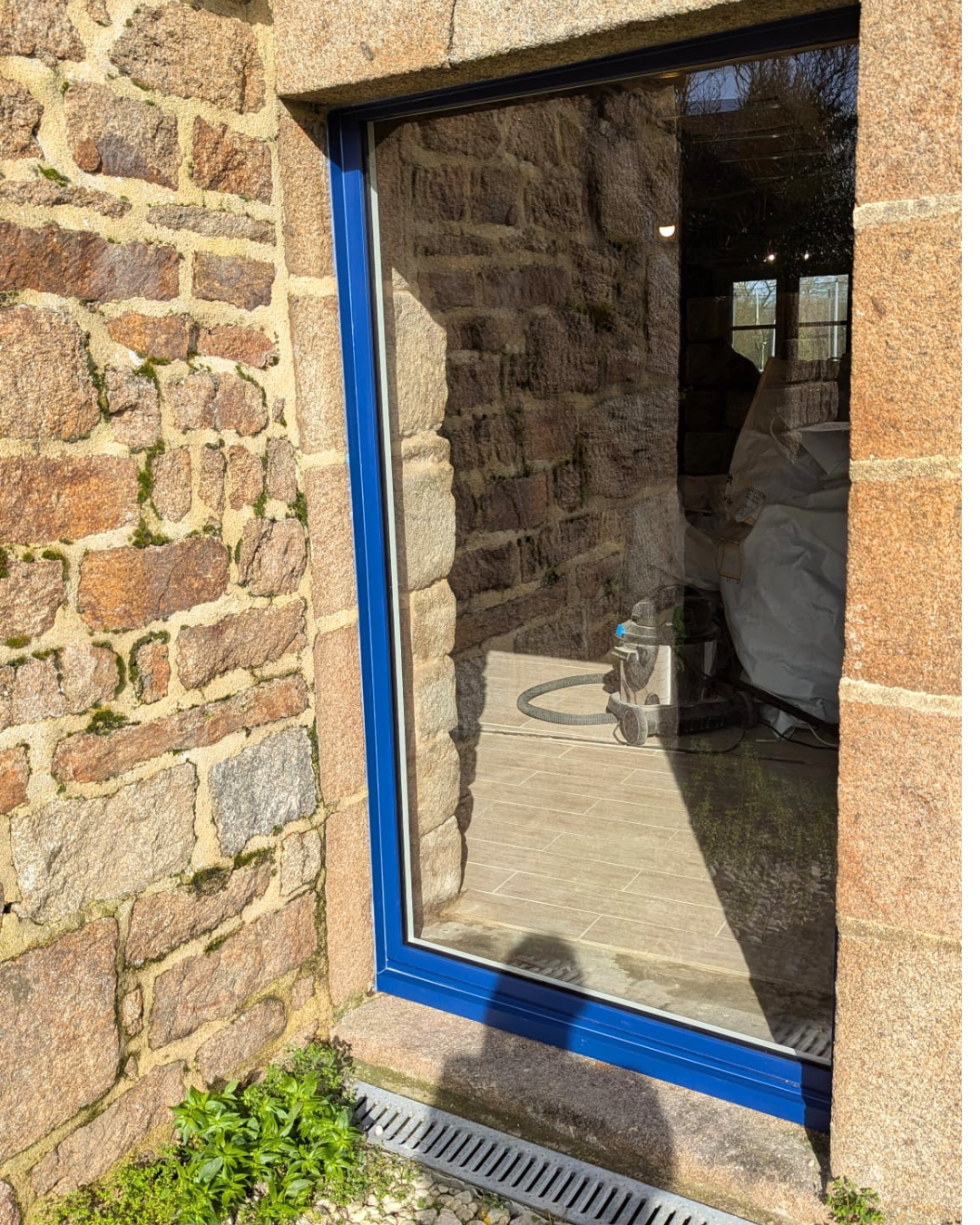 fenêtre fixe aluminium K-LINE bleu RAL 5003 sur maison en pierre dans la région de Rennes