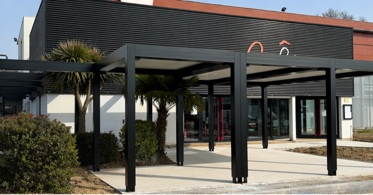 installation de pergolas bioclimatiques Open Libre Marquises pour le restaurant Ibis à Cesson-Sévigné