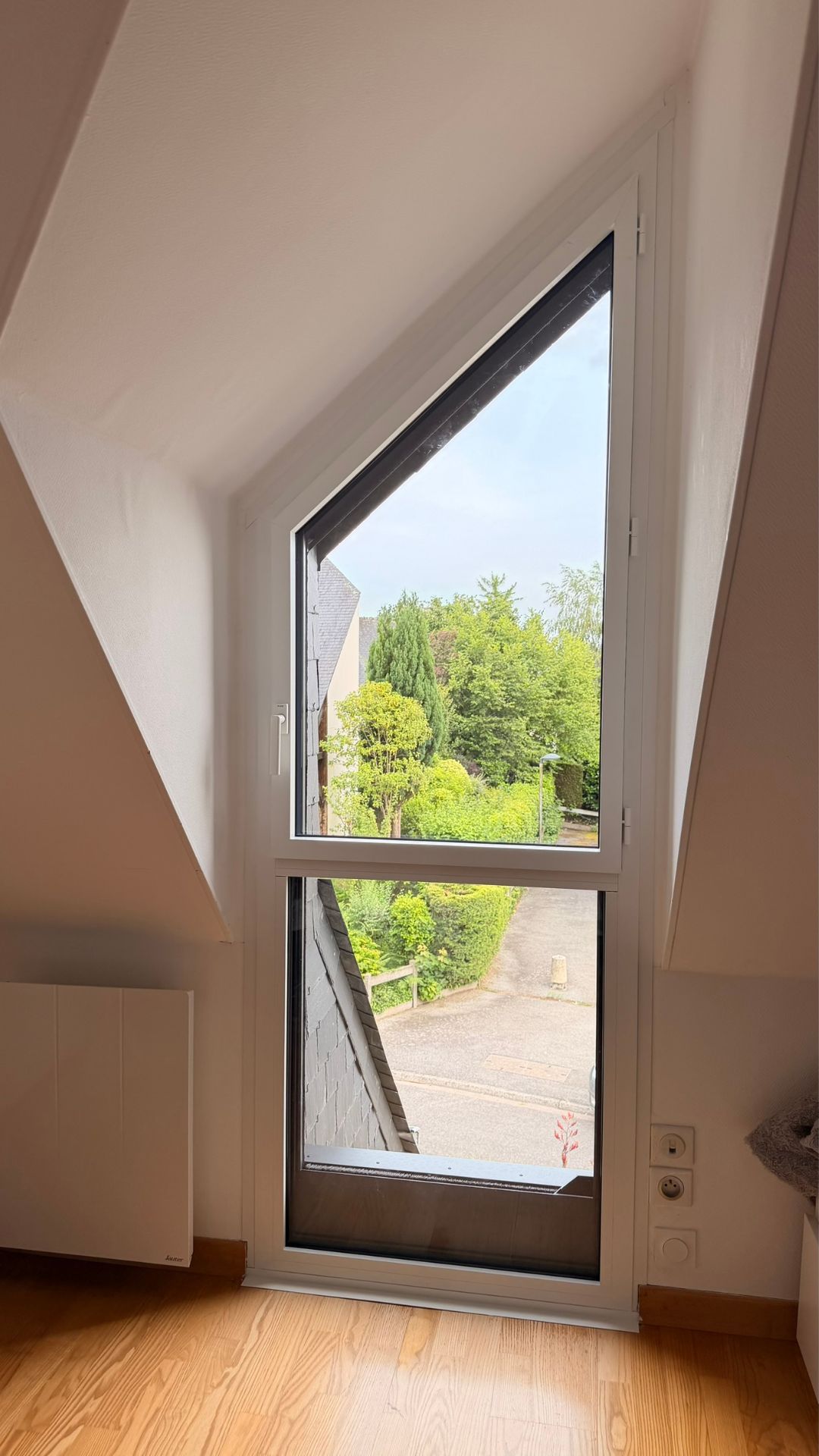Fenêtre trapézoïdale K-Line sur mesure avec ouverture à la française installée par BATISOL à Rennes