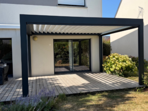 Pergola bioclimatique aluminium avec lames orientables et stores ZIP OPEN réalisée par BATISOL dans la région de Rennes