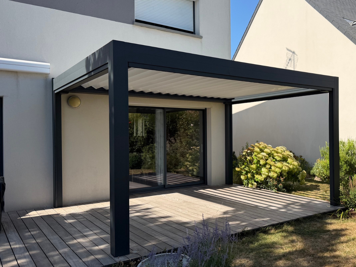 Pergola bioclimatique OPEN R Marquises gris anthracite installée par BATISOL sur une terrasse près de Rennes
