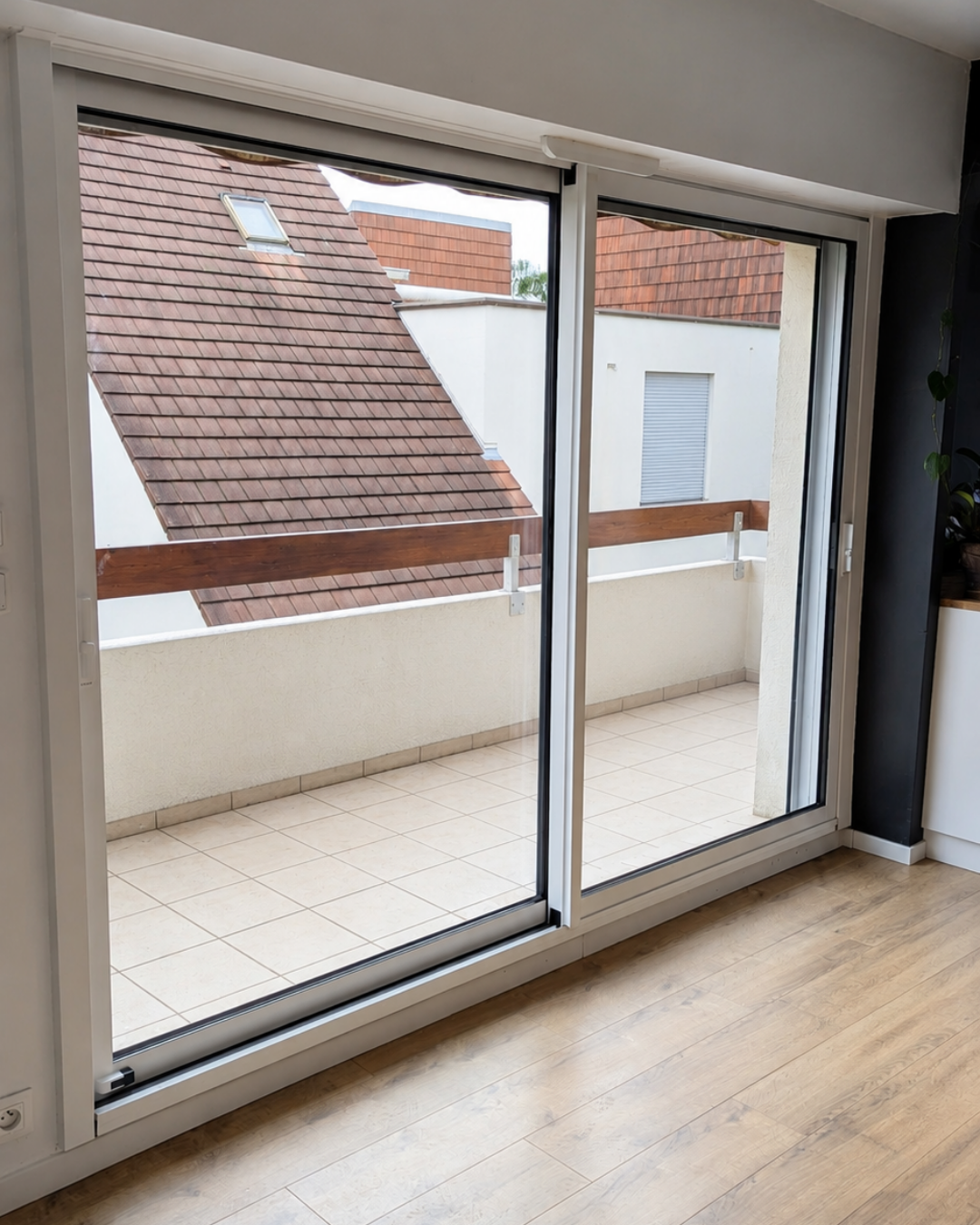 baie coulissante K-LINE 2 rails 2 vantaux installée dans un appartement à Rennes