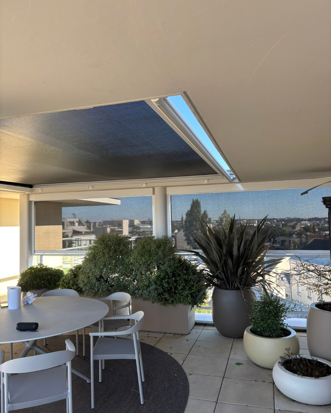 protection solaire sur mesure avec Store Véranda ZIP LUX et Verticoffres ZIP 123 Franciaflex sur une terrasse près de Rennes